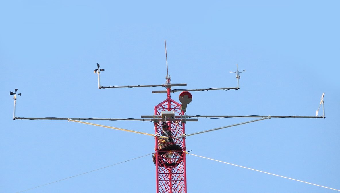 One year wind measurement campaign with seven 100-meter masts