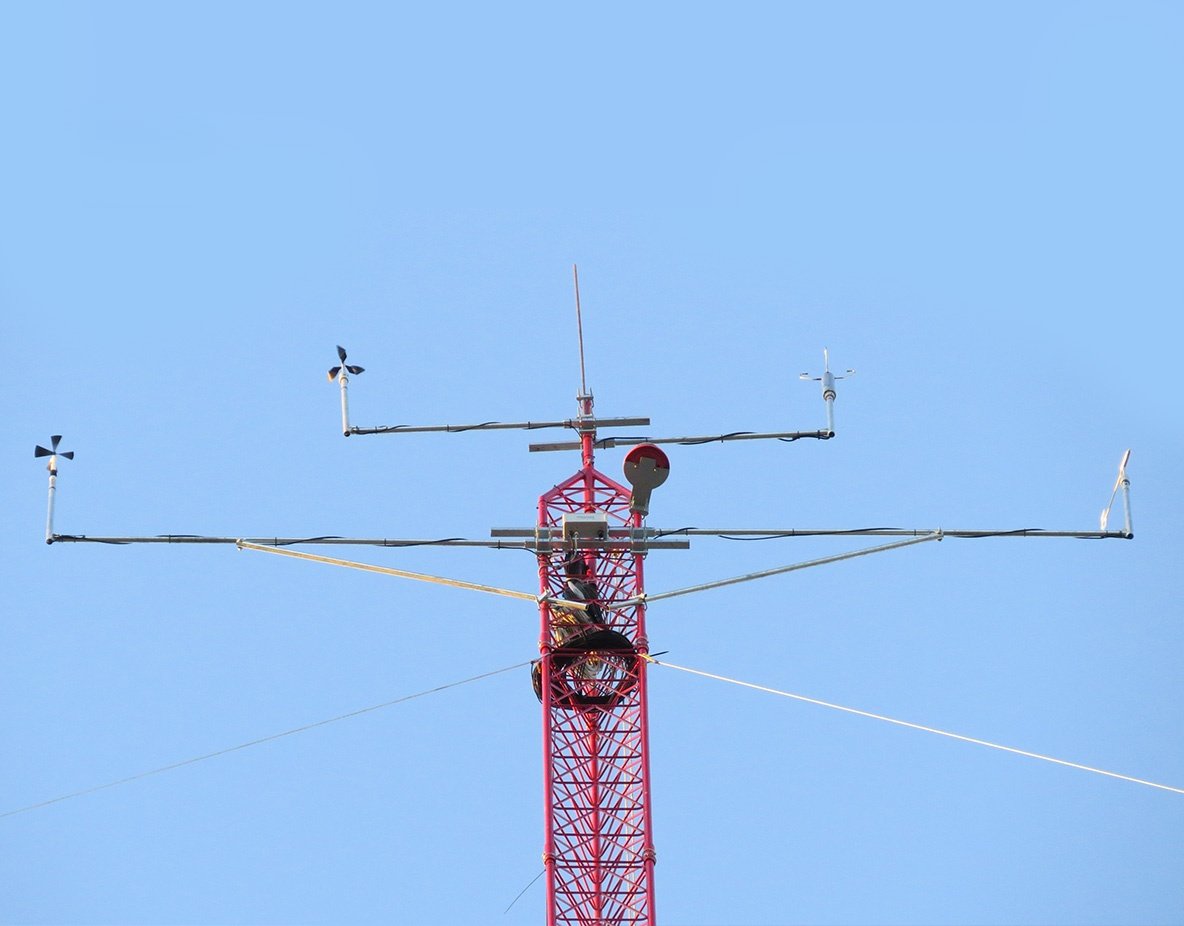 One year wind measurement campaign with seven 100-meter masts